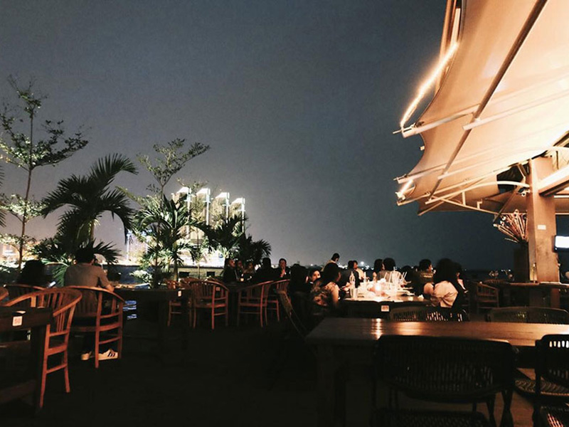 Ciptakan kafe/resto instagrammable dengan lighting yang berkesan