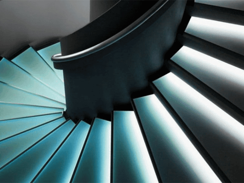 Pencahayaan Tangga dengan Efek Bayangan: Gaya Artistik untuk Interior