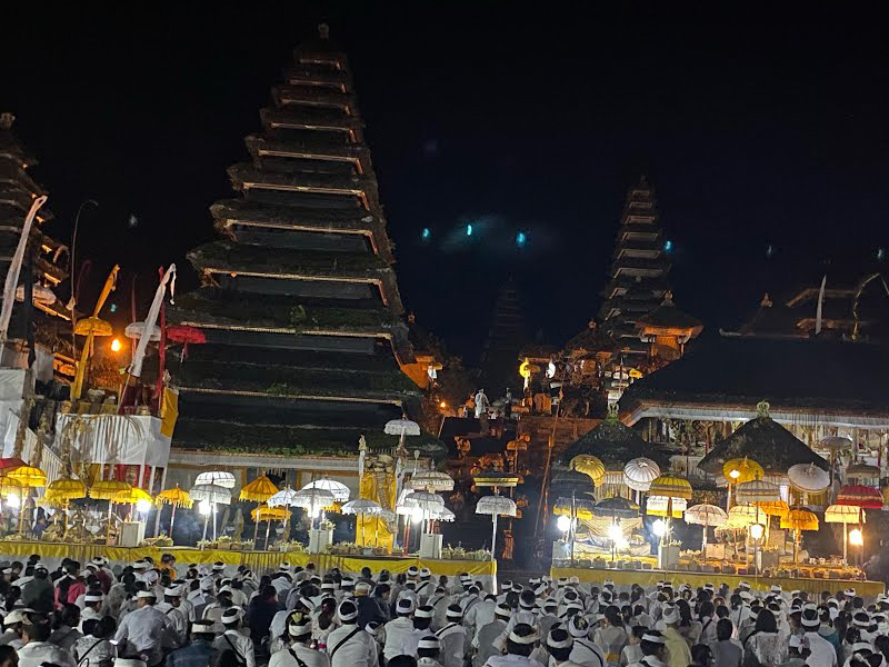 Desain Pura Untuk Menghadirkan Spiritualitas Melalui Cahaya