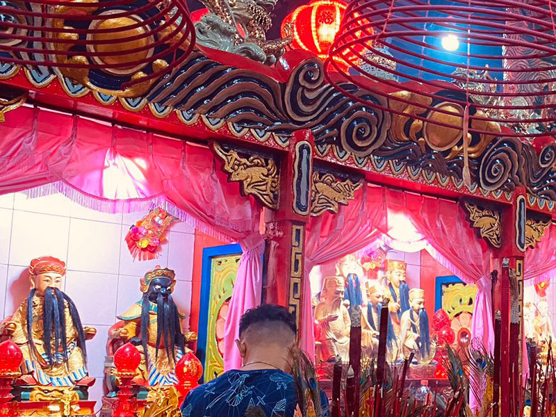 Simbolisme dan Pengaruh Warna Cahaya dalam Vihara pada Suasana Ibadah