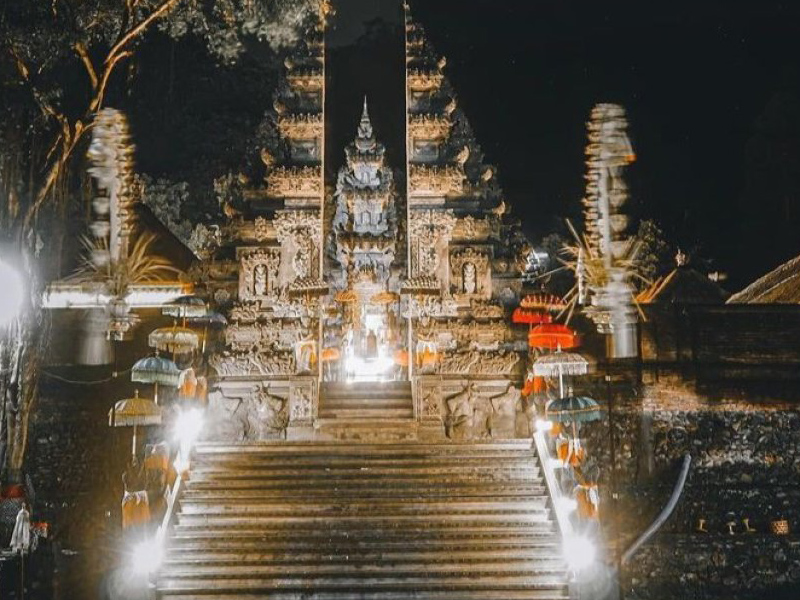 Desain Lampu Pelinggih: Menciptakan Kesan Spiritual dalam Ruang Ibadah Hindu Desain Lampu Pelinggih: Menciptakan Kesan Spiritual dalam Ruang Ibadah Hindu