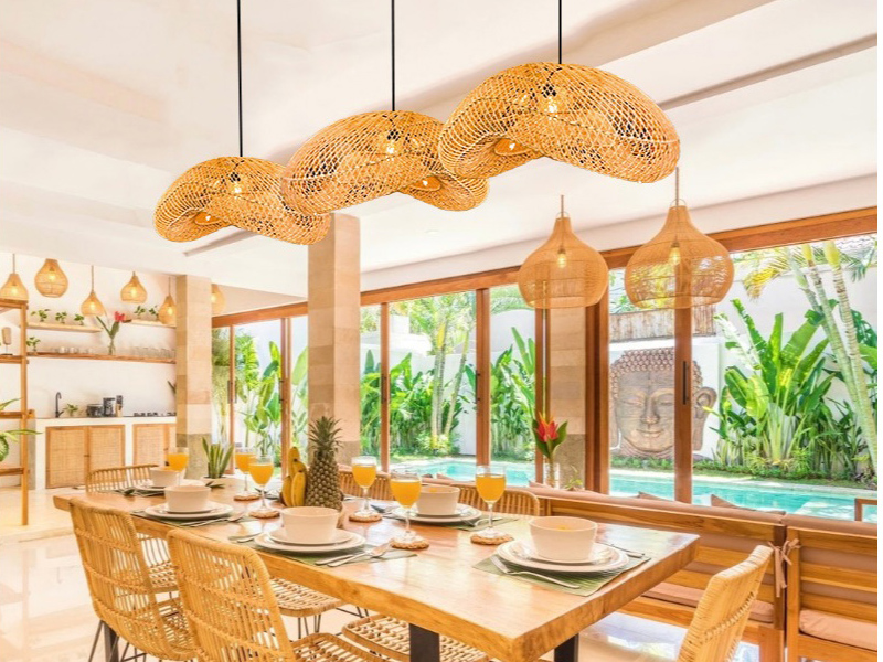 Memaksimalkan Pencahayaan Area Makan Luar Ruangan dengan Perpaduan Lampu Gantung Rotan dan Outdoor Chandelier yang Elegan