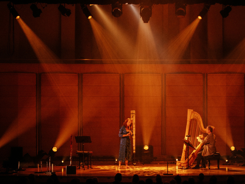 Rahasia Pencahayaan Sempurna di Recital Hall Musik Klasikal dengan High Key Lighting Rahasia Pencahayaan Sempurna di Recital Hall Musik Klasikal dengan High Key Lighting
