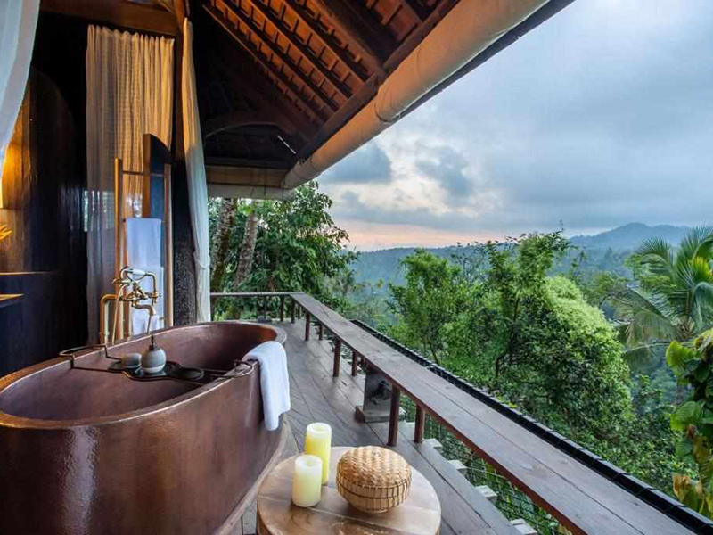 Pencahayaan Eksterior Private Villa di Pegunungan yang Menyoroti Alam dan Pepohonan Pencahayaan Eksterior Private Villa di Pegunungan yang Menyoroti Alam dan Pepohonan