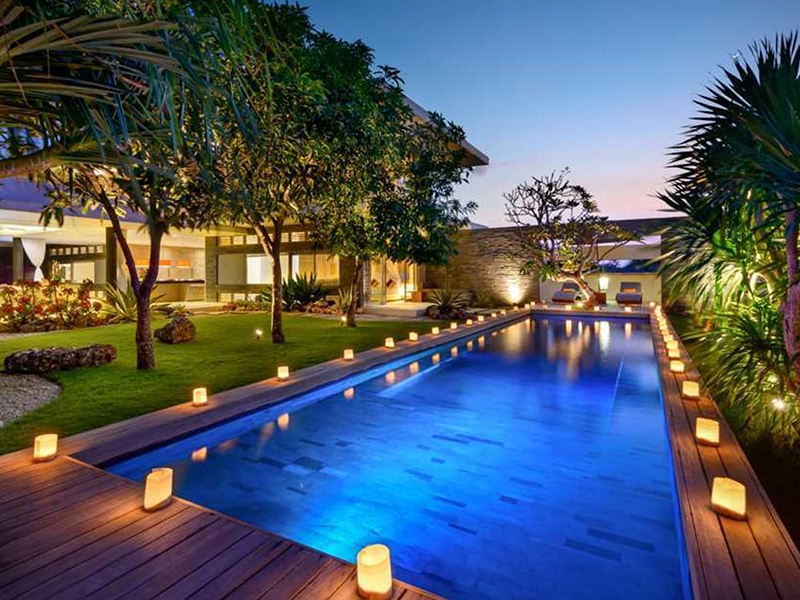 Menciptakan Suasana Malam yang Hangat di Taman Villa Menciptakan Suasana Malam yang Hangat di Taman Villa