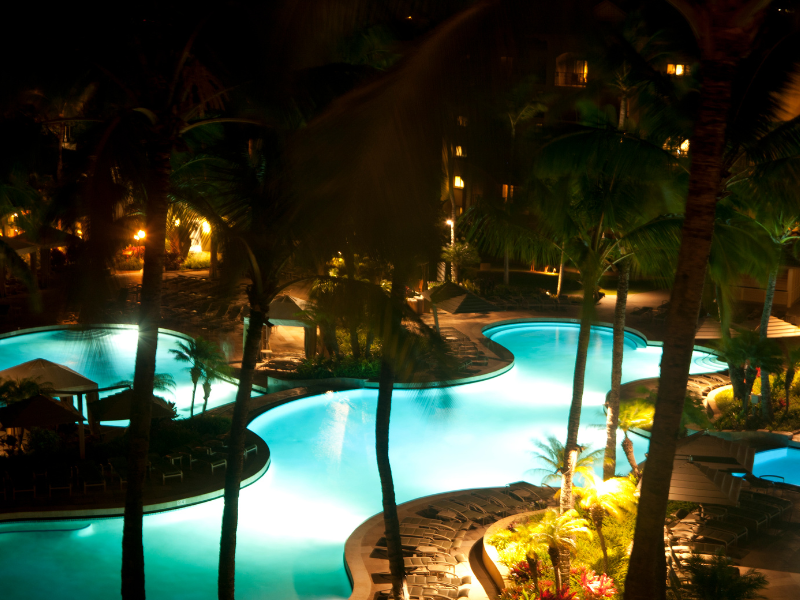 Cara Mengubah Area Outdoor Hotel Menjadi Lebih Hidup di Malam Hari.