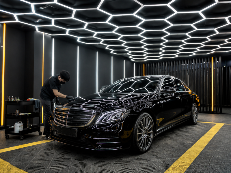 Tips Tampilan Showroom Mobil dengan Hexagonal & Geometric Modular Systems - Anak Panah Perkasa